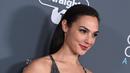 Aktris Gal Gadot berpose dengan piala pemenang penghargaan #SEEHER pada Critics 'Choice Awards ke-23 di Barker Hangar di Santa Monica, California (11/1). Gal Gadot seksi dengan gaun silver dengan belahan dada terbuka. (Photo by Jordan Strauss/Invision/AP)