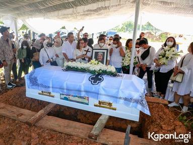 Setelah disemayamkan di Rumah Duka Sentosa, jenazah Farida dikebumikan di TPU Tanah Kusir. (KapanLagi.com®/Muhammad Akrom Sukarya)