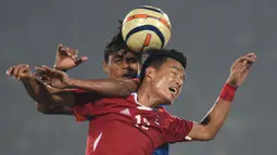 Pemain Nepal, Bikram Gurung (depan), berebut bola dengan pemain India dalam final sepak bola South Asian Games 2016 di Guwahati, India, (15/2/2016). (AFP/Biju Boro)