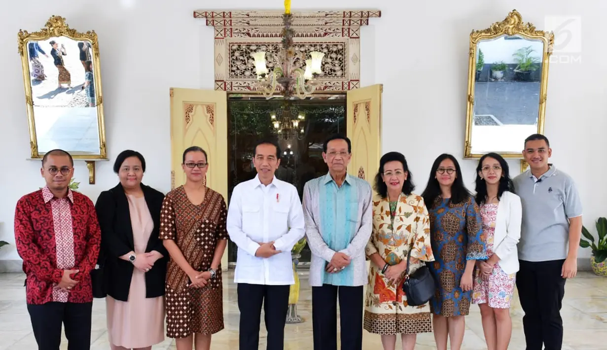 Presiden Joko Widodo foto bersama dengan keluarga Sri Sultan Hamengkubuwono X saat berkunjung ke Keraton Yogyakarta, Jumat (28/9). Jokowi dan rombongan tiba di keraton sekira pukul 08.15 WIB. (Liputan6.com/HO/Biropers)