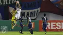 Kiper Arema FC, Kurnia Meiga (kedua kiri) menangkap bola saat laga 8 besar Piala Presiden 2017 melawan Sriwijaya FC di Stadion Manahan, Solo, Minggu (26/2). Arema melaju ke semifinal setelah unggul 1-0. (Liputan6.com/Helmi Fithriansyah) 