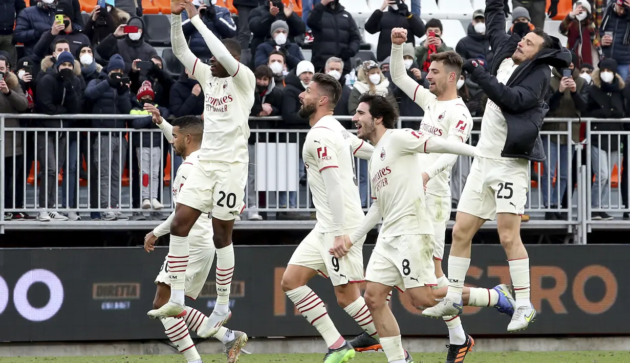 Para pemain AC Milan merayakan kemenangan usai pertandingan melawan Venezia pada lanjuta Liga Serie A Italia di stadion Penzo, Italia, Minggu (9/1/2022). AC Milan kini memporoleh 48 angka dari 21 laga, memimpin dua nilai dari juara bertahan Inter Milan. (Paola Garbuio/LaPresse via AP)