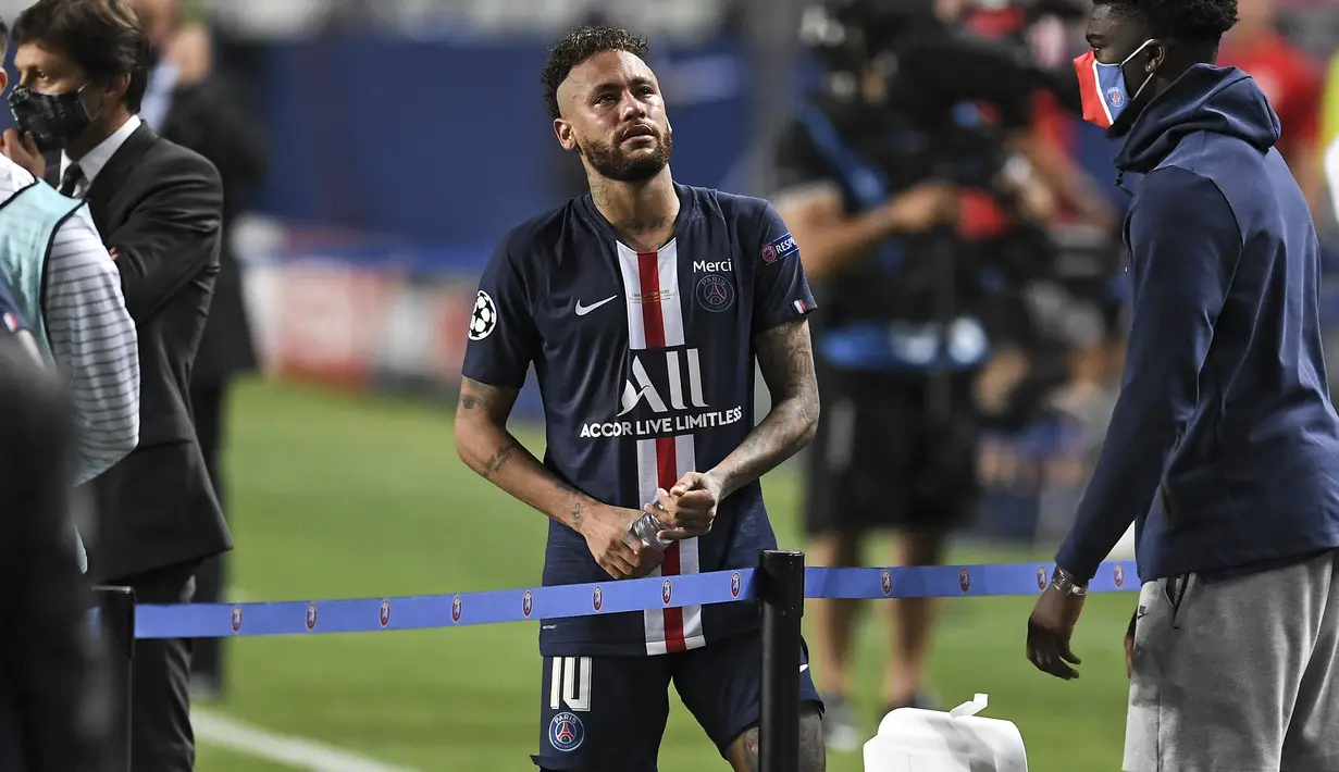 Penyerang PSG, Neymar berdiri kecewa setelah pertandingan final Liga Champions melawan Bayern Munchen di stadion Luz di Lisbon, Portugal, Minggu, (23/8/2020). Bayern Munchen menang tipis atas PSG 1-0. (David Ramos/Pool via AP)