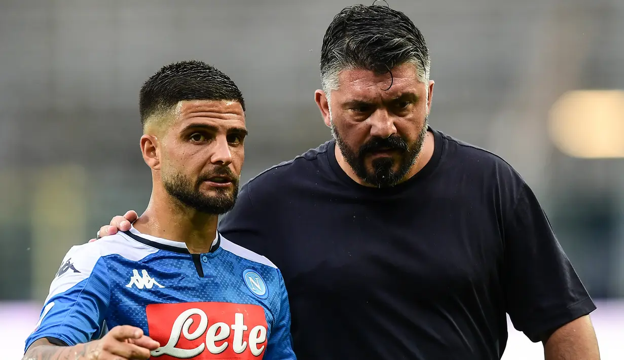 Pelatih Napoli, Gennaro Gattuso, berbicara dengan Lorenzo Insigne saat menghadapi Atalanta pada laga lanjutan Serie A pekan ke-29 di Gewiss Stadium, Jumat (3/7/2020) dini hari WIB. Atalanta menang 2-0 atas Napoli. (AFP/Miguel Medina)