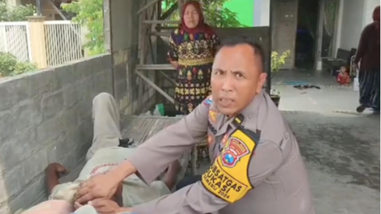 Sopir Truk Paruh Baya Tergeletak Sakit di Warung Pinggir Jalan, Ipda Purnomo Gercep Langsung Panggil Ambulans