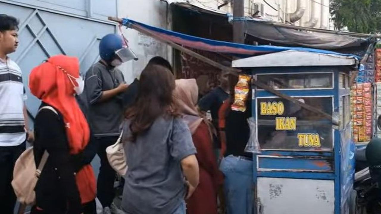 Salah satu alasan dirinya nekat berjualan bakso ikan Grage dengan gerobak karena sebagai seorang wanita singel saat itu memiliki bayi tidak ada yang menafkahi.<br>