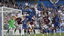 <p>Penyerang Chelsea, Kai Havertz mencoba melepaskan tembakan ke gawang West Ham saat pertandingan lanjutan Liga Inggris di Stamford Bridge di London, Minggu (24/4/2022). Dengan kemenangan ini, Chelsea menjaga posisi tiga dengan kini mengoleksi 65 poin dari 32 laga. (AP Photo/Alastair Grant)</p>