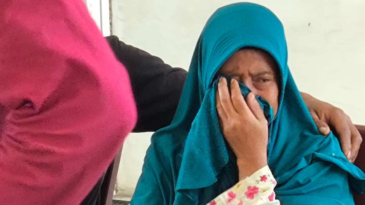 Datangi Kamar Jenazah, Tangis Orangtua SA Pecah Tak Menyangka Anaknya Korban Mutilasi di Serang