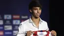 Joao Felix. Striker asal Portugal berusia 22 tahun ini didatangkan Atletico Madrid dari Benfica pada awal musim 2019/2020 dengan nilai transfer mencapai 127,2 juta euro atau hampir setara Rp2 triliun. Benfica sendiri tidak mengeluarkan biaya sepeser pun saat mendatangkan Joao Felix karena merupakan produk akademi Benfica yang dipromosikan dari tim Benfica B pada awal musim 2018/2019. (AFP/Pierre-Philippe Marcou)