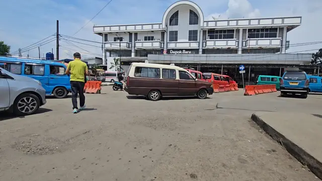 Kondisi akses jalan rusak yang banyak dikeluhkan warga dan sopir angkot di Terminal Terpadu Depok.
