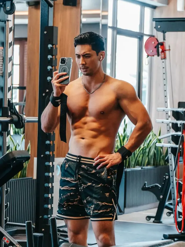 Yoshi Sudarso pamer otot di gym. (credit:instagram.com/yoshi_sudarso)