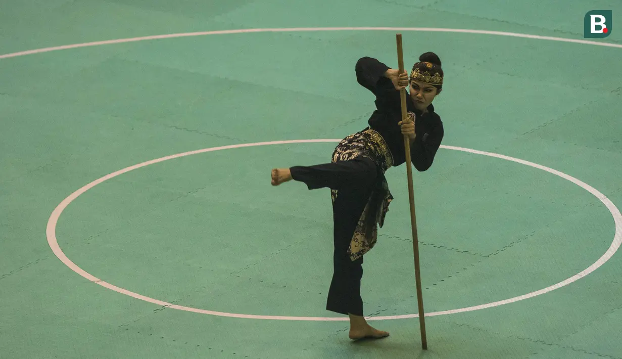Pesilat Laos, Vilaysack Tounee, beraksi dengan tongkat pada Invitation Tournament cabang pencak silat di Padepokan Pencak Silat, Jakarta, Rabu (14/2/2018). Event ini merupakan persiapan Asian Games 2018. (Bola.com/Vitalis Yogi Trisna)