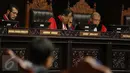 Ketua MK Arief Hidayat (kiri) memimpin sidang putusan UU No Tahun 2015 tentang Pilkada di Jakarta, Selasa (29/9). MK memperbolehkan daerah dengan calon tunggal untuk melaksanakan pilkada serentak pada Desember mendatang (Liputan6.com/Faizal Fanani)