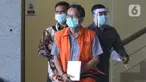 Mantan Direktur Utama PTDI, Budi Santoso (tengah) dikawal petugas jelang meninggalkan Gedung KPK Jakarta, Senin (7/9/2020). KPK memperpanjang masa penahanan Direktur Utama PTDI, Budi Santoso. (Liputan6.com/Helmi Fithriansyah)
