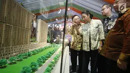 Menteri BUMN Rini Soemarno (kedua kiri) melihat maket proyek pembangunan rumah susun di Stasiun Pondok Cina, Depok, Jawa Barat, Senin (2/10). (Liputan6.com/Immanuel Antonius)