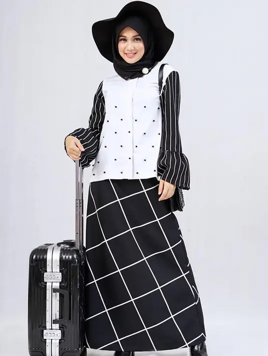 Ketika menjalani sebuah pemotretan, pemain sinetron Tangisan Anak Tiri ini tampak anggun mengenakan hijab. Busana bertema monokrom ini dipadukan dengan hijab berwarna hitam. Topi yang ia kenakan juga membuat penampilannya makin lengkap. (Liputan6.com/IG/deaaannisa)