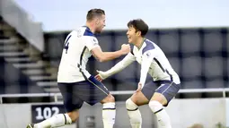 Bek Tottenham Hotspur, Toby Alderweireld (kiri) berselebrasi dengan Son Heung-Min usai mencetak gol ke gawang Leeds United pada pertandingan lanjutan Liga Inggris di Tottenham Hotspur Stadium di London (2/1/2021). Sejauh ini, Son sudah tampil sebanyak 253 laga bersama Tottenham. (AP/PoolJulian Finne