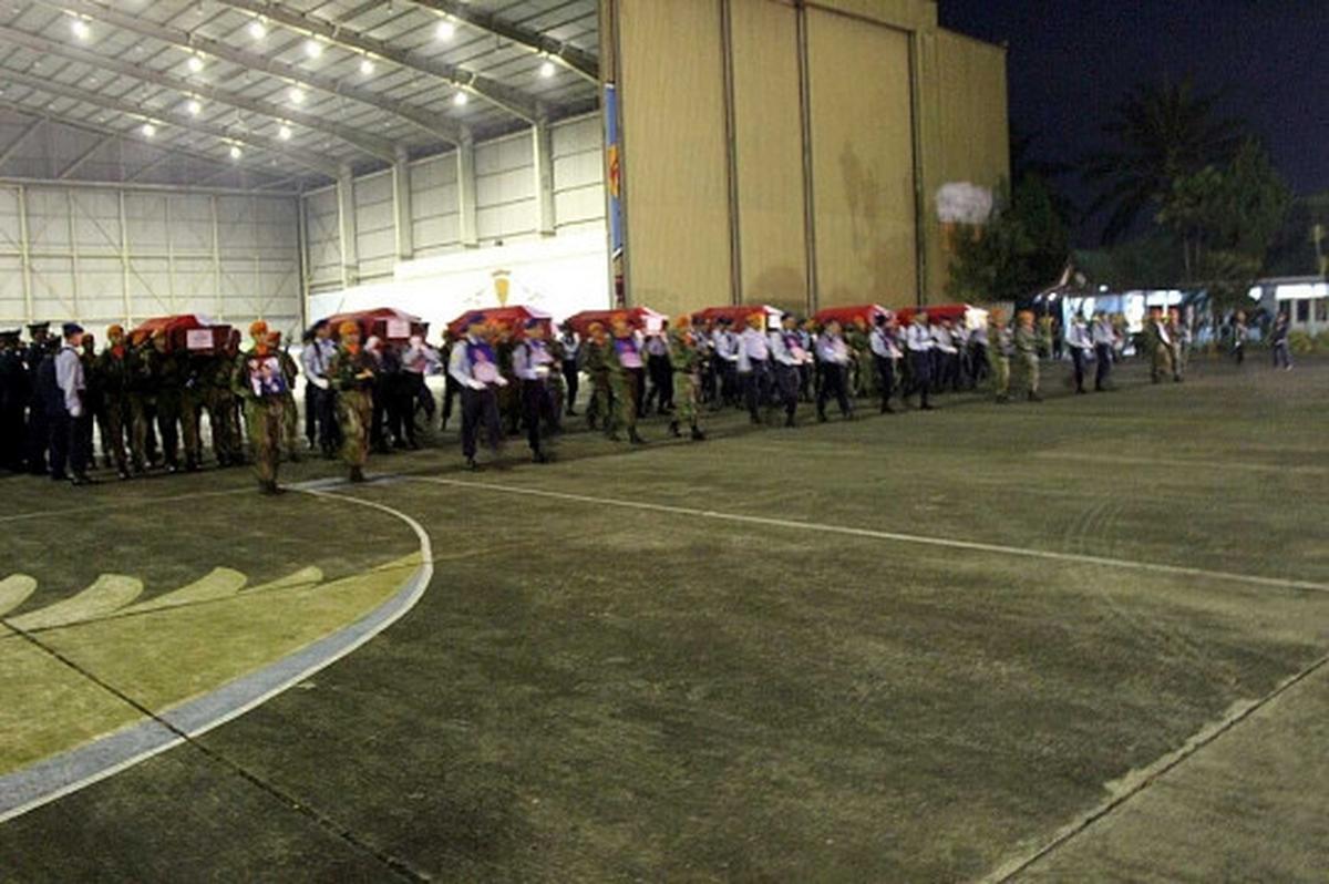 Upacara militer sambut kedatangan jenazah korban Hercules di Malang