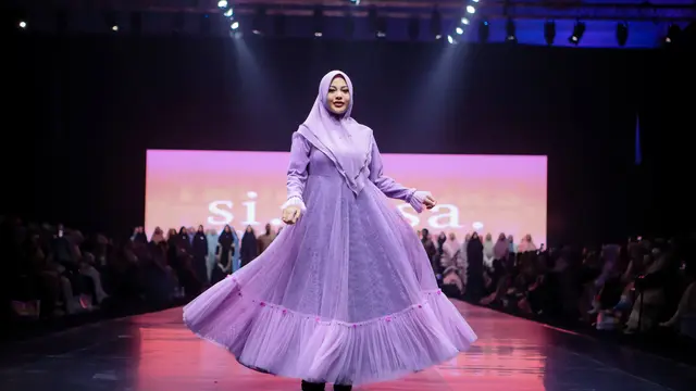 Aurel Hermansyah membawakan busana ini pada fashion show.