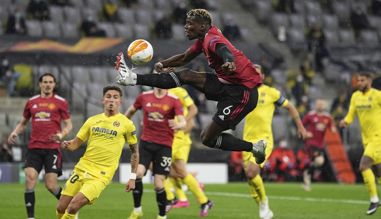 Gelandang Manchester United, Paul Pogba mengontrol bola sambil melompat saat melawan Villarreal dalam laga final Liga Europa 2020/2021 di Gdansk Stadium, Polandia, Rabu (26/5/2021). Manchester United kalah 11-12 (1-1) dari Villarreal lewat adu penalti. (AP/Michael Sohn/Pool)