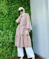 Tampil clean namun tetap stylish di Hari Raya, bisa tiru gaya istri Pasha Ungu ini. padukan tunik ruffle dengan celana kulot dan hijab pashmina warna putih. (Instagram/adeliapasha).
