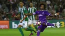 Proses gol yang dicetak bek Real Madrid, Marcelo, ke gawang Real Betis pada laga La Liga di Stadion Benito Vilamarin, Seville, Minggu (15/10/2016). Madrid menang 6-1 atas Betis. (Reuters/Marcelo Del Pozo)