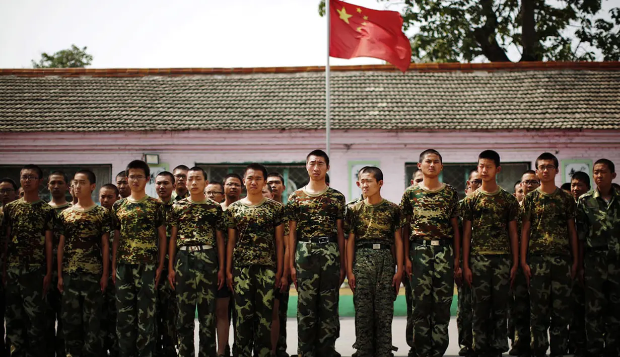 Sejumlah siswa Tiongkok bersiap mengikuti latihan kemiliteran untuk melepaskan diri dari kecanduan terhadap dunia maya, foto diambil 11/6/2014. (REUTERS/Kim Kyung-Hoon)