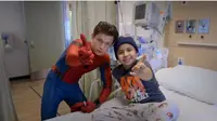 Pemeran Peter Parker dalam Spider-Man: Homecoming, Tom Holland, berkeliaran di Children Hospital Los Angeles (CHLA). (Foto: youtube CHLA)