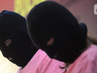 Tersangka muncikari dari prostitusi online artis saat rilis kasus di Polres Metro Jakarta Utara, Jumat (27/11/2020). Polres Metro Jakut menetapkan dua muncikari berinisial AR dan CA sebagai tersangka kasus prostitusi online yang melibatkan dua artis yakni ST dan SH alias MY (merdeka.com/Imam Buhori)