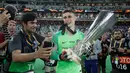 Kiper Chelsea, Kepa Arrizabalaga membawa trofi  Liga Europa usai mengalahkan Arsenal pada pertandingan Final Liga Europa di stadion Olimpiade di Baku, Azerbaijan (30/5/2019). Chelsea berhasil mengalahkan Arsenal 4-1. (AP Photo/Luca Bruno)