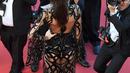 Kendall Jenner berpose saat menghadiri premier film From The Land of the Moon pada Festival Film Cannes ke-69 di Prancis, Minggu (15/5). Kendall memakai underwear high waisted berwarna hitam dalam balutan gaun transparan. (Antonin THUILLIER/AFP)