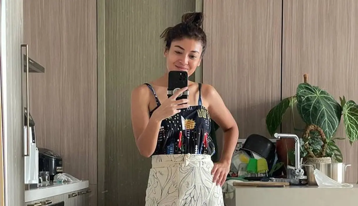 Terbukti, gaya hidup sehatnya membuat ia senantiasa terlihat awet muda dan memiliki kulit yang sehat. [Foto: Instagram @sigiwimala]