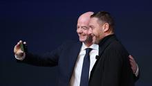 Momen Francesco Totti selfie dengan Presiden FIFA Gianni Infantino. (Dan Mullan / GETTY IMAGES NORTH AMERICA / Getty Images via AFP)