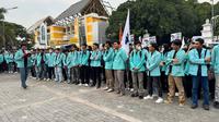 Ratusan mahasiswa dari sejumlah perguruan tinggi di Solo Raya menggelar aksi demonstrasi sebagai bentuk solidaritas atas meninggalnya pengemudi ojek online (pengemudi ojol) Affan Kurniawan. (Liputan6.com/Fajar Abrori)