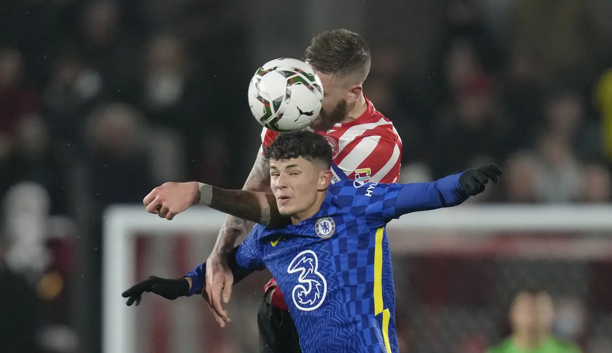 Penyerang Chelsea, Jude Soonsup-Bell berebut bola dengan pemain Brentford, Pontus Jansson pada pertandingan perempat final Piala Liga Inggris di stadion Brentford Community di London, Kamis (23/12/2021). Chelsea menang atas Brentford 2-0. (AP Photo/Kirsty Wigglesworth)