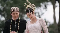 Gaya Klasik Luna Maya Saat Menikahi Maxime Boutier di Bali, Pakai Kebaya Rancangan Eddy Betty. (Dok: IG @lunamaya https://www.instagram.com/p/DJWuErfPkMZ/?img_index=1&amp;igsh=MXcxY3U0Zms1d282Yw==)