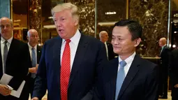 Donald Trump (kiri) dan Jack Ma saat mengadakan pertemuan di Trump Tower, New York, Senin (9/1). Ma meminta izin kepada Trump agar Alibaba dapat ekspansi produknya terutama di kawasan Midwest. (AP Photo/Evan Vucci)
