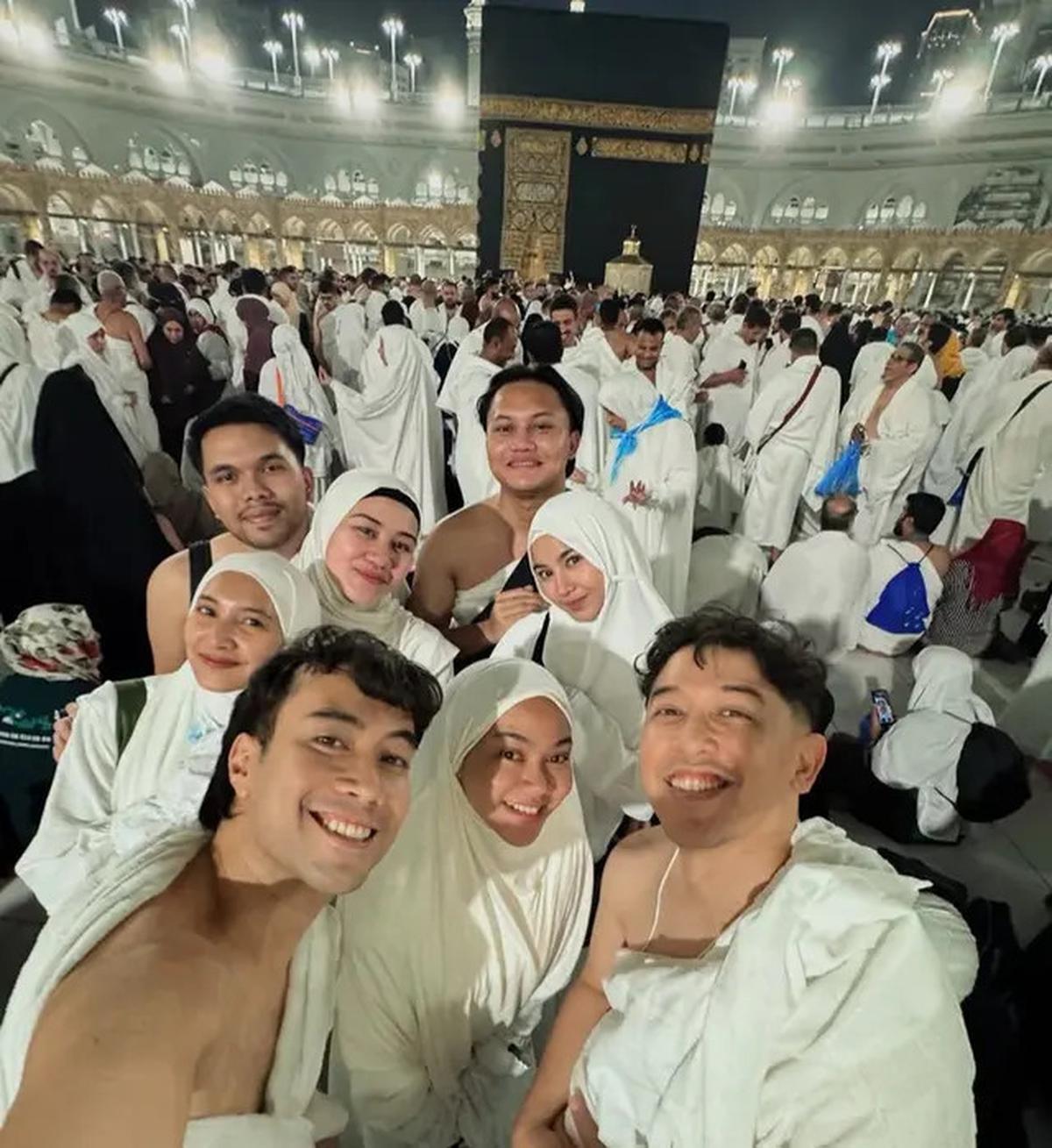 8 Potret Pesona Mahalini Kenakan Hijab saat Umrah, Kehamilan Tak Menjadi Penghalang untuk Beribadah