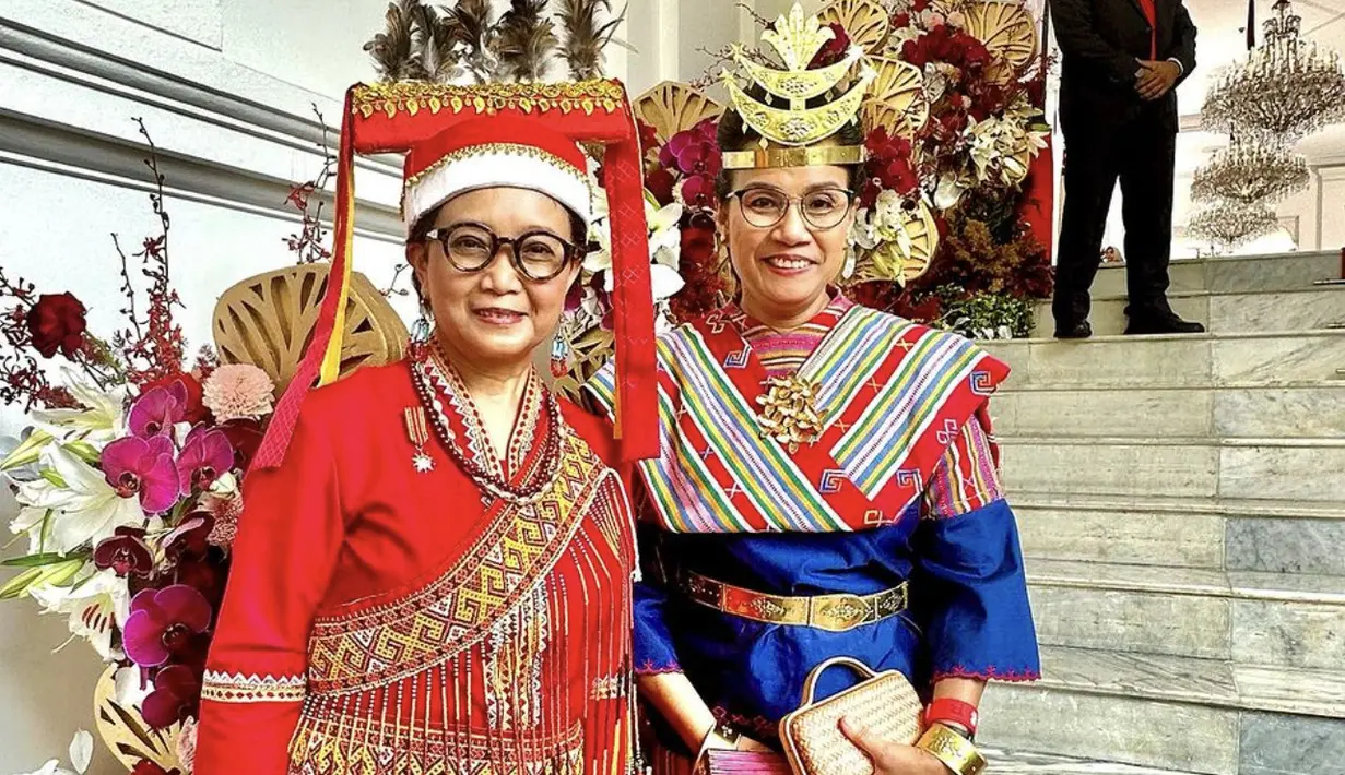 <p>Pada kesempatan HUT RI, keduanya juga mengenakan baju daerah. Bahkan Sri Mulyani berhasil meraih gelar kostum terbaik dan mendapatan hadiah sepeda dari Jokowi. [Foto: Instagram/ @srimulyani]</p>