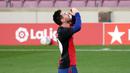 Striker Barcelona, Lionel Messi, menggunakan jersey Newell's Old Boys melakukan selebrasi saat melawan Osasuna pada laga Liga Spanyol di Stadion Camp Nou, Minggu (29/11/2020). Gol tersebut dipersembahkan untuk mendiang Diego Maradona. (AFP/J. Bassa)