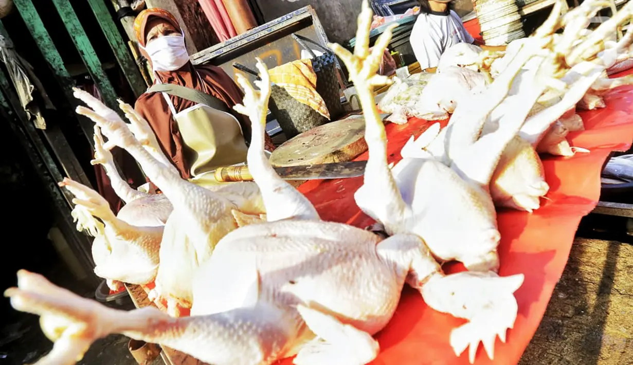 Pedagang menjual daging ayam di Pasar Kebayoran Lama, Jakarta, Rabu (22/4/2020). Harga sejumlah kebutuhan pokok merangkak naik menjelang bulan Ramadan 2020, seperti daging ayam naik mencapai Rp31.000 per kilogram dari sebelumnya Rp27.000. (Liputan6.com/Fery Pradolo)