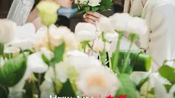 Dua karakter utama tampil serasi dalam busana pengantin mereka. Keduanya berose mesra di altar. (Foto: Instagram/ tvn_drama)