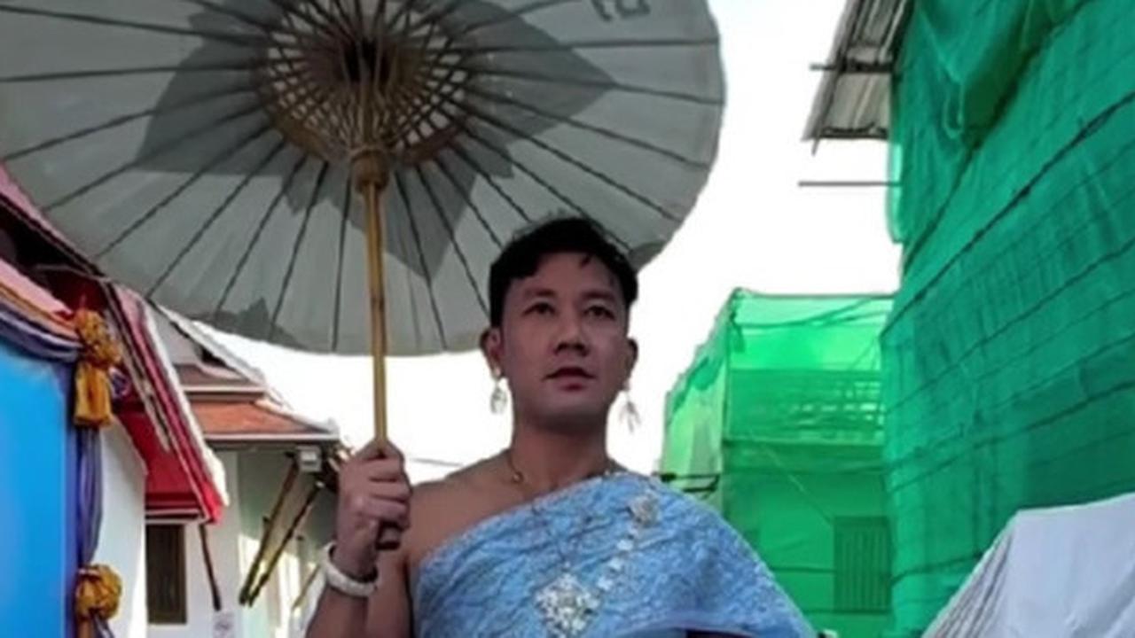 5 Potret Kocak Denny Sumargo Tampil Bak Wanita Thailand, Berlenggak-Lenggok di Tempat Ramai