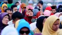 Seorang warga terlihat khusyuk dalam memanjatkan setiap ayat dalam acara zikir dan istighasah "Munajat Bangsa , Untuk Pemilu Damai" di Lapangan Timur Monas, Jakarta Pusat, Minggu (9/3). Foto/Liputan6.com : Andrian Martinus Tunay