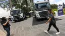 Pengunjung melintas di depan Volvo Truck terbaru di Senayan Park, Jakarta (16/11/2021). Pengunjung dapat melihat komponen truk terbaru seperti axle hingga isi cabin dan merasakan pengalaman mengendarai truk terbaru dari Volvo bertajuk Volvo Trucks New Range-Made For You. (Liputan6.com/Fery Pradolo)