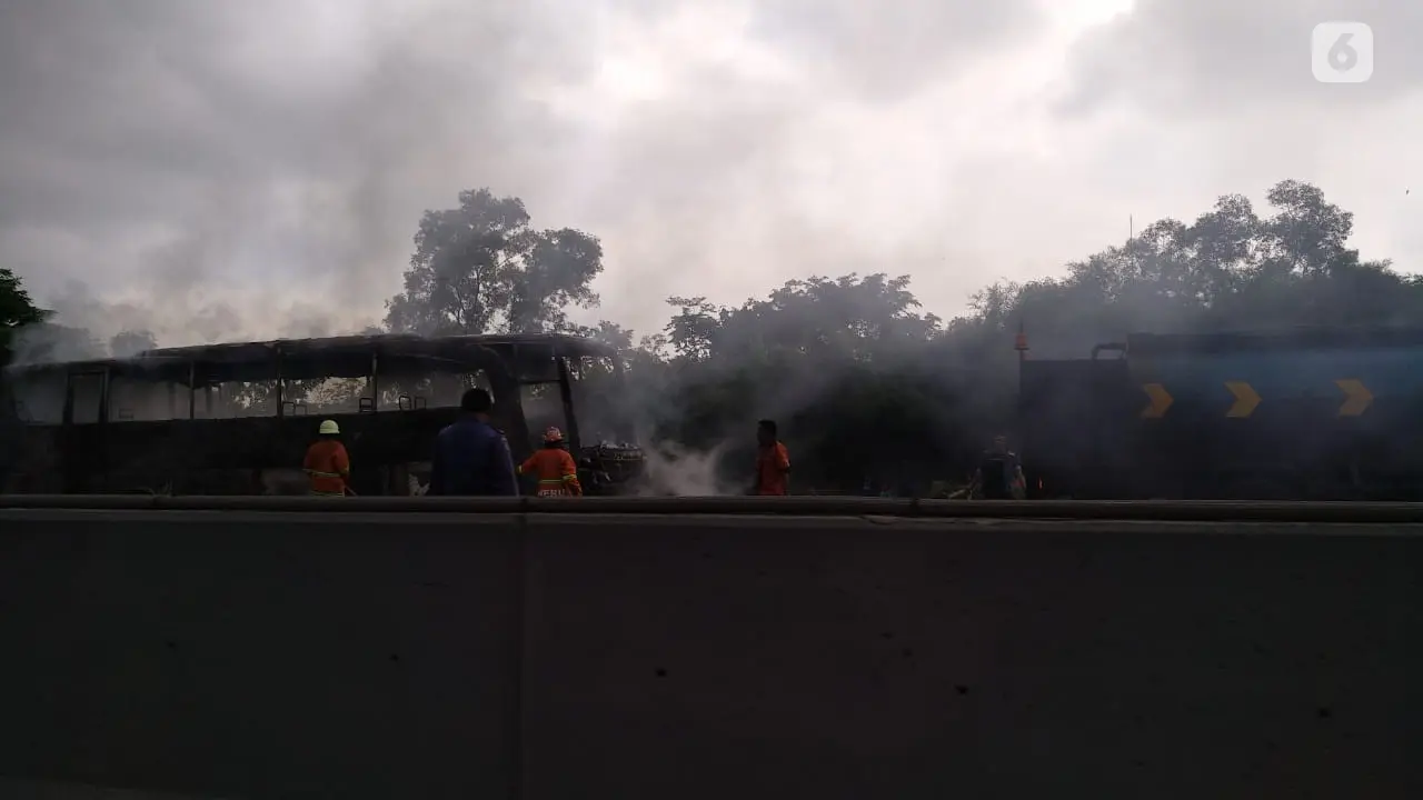 Bus terbakar di Tol Cikampek