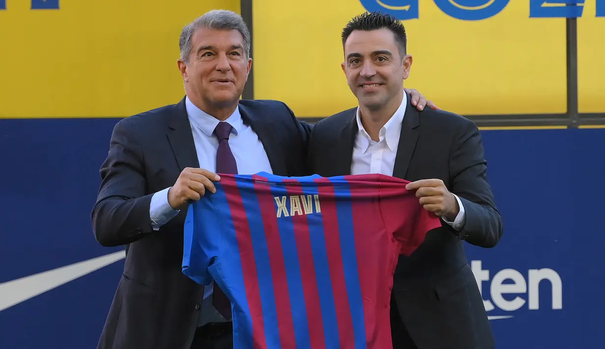 Presiden Klub Barcelona, Joan Laporta berhasil meyakinkan Xavi Hernandez untuk menangani Barcelona setelah kesuksesannya membesut Al-Sadd di Liga Qatar dengan raihan deretan trofi domestik. (AFP/Lluis Gene)