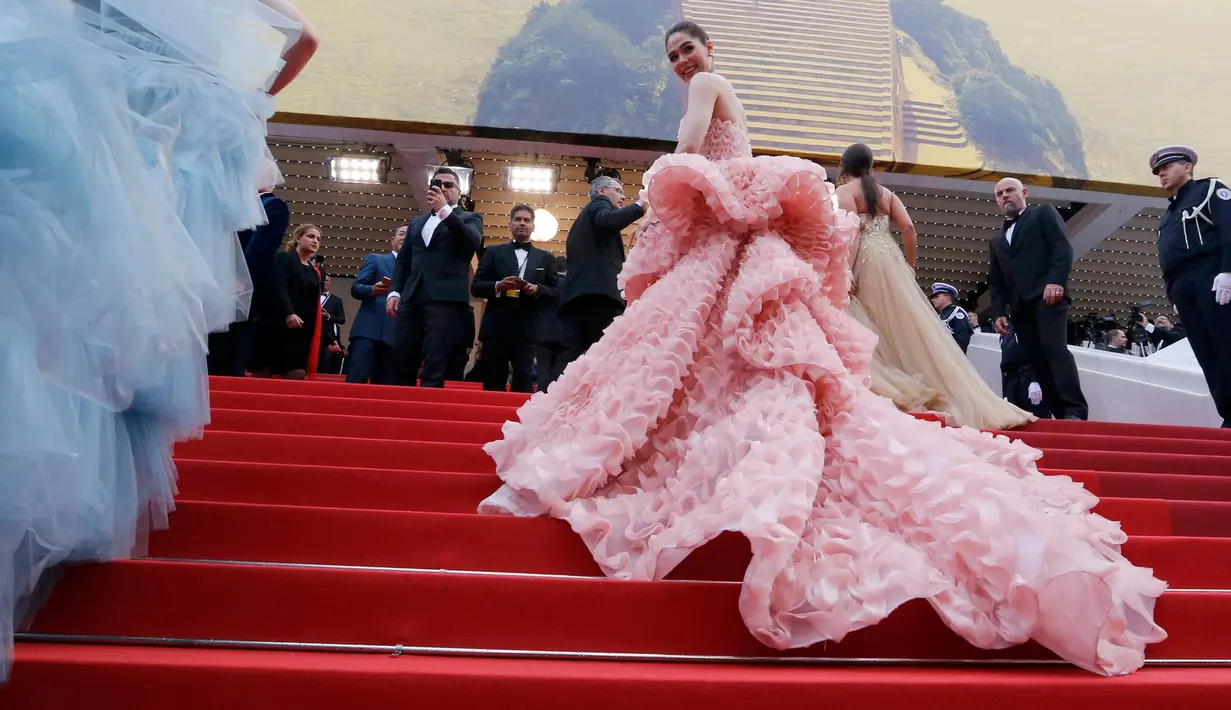 Aktris blasteran Inggris-Thailand, Araya Hargate berpose sambil menaiki tangga saat tiba dalam pembukaan dan screening film "Cafe Society" pada kompetisi Film Cannes ke-69 dalam Festival Film Cannes di Prancis, Rabu (11/5/2016). (REUTERS/Regis Duvignau)