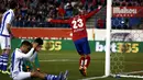 Pemain Atletico Madrid, Luciano Vietto (kanan) merayakan golnya ke gawang Real Sociedad pada lanjutan La Liga di Vicente Calderon, Madrid, Rabu (2/3/2016) dini hari WIB. (REUTERS/Juan Medina)