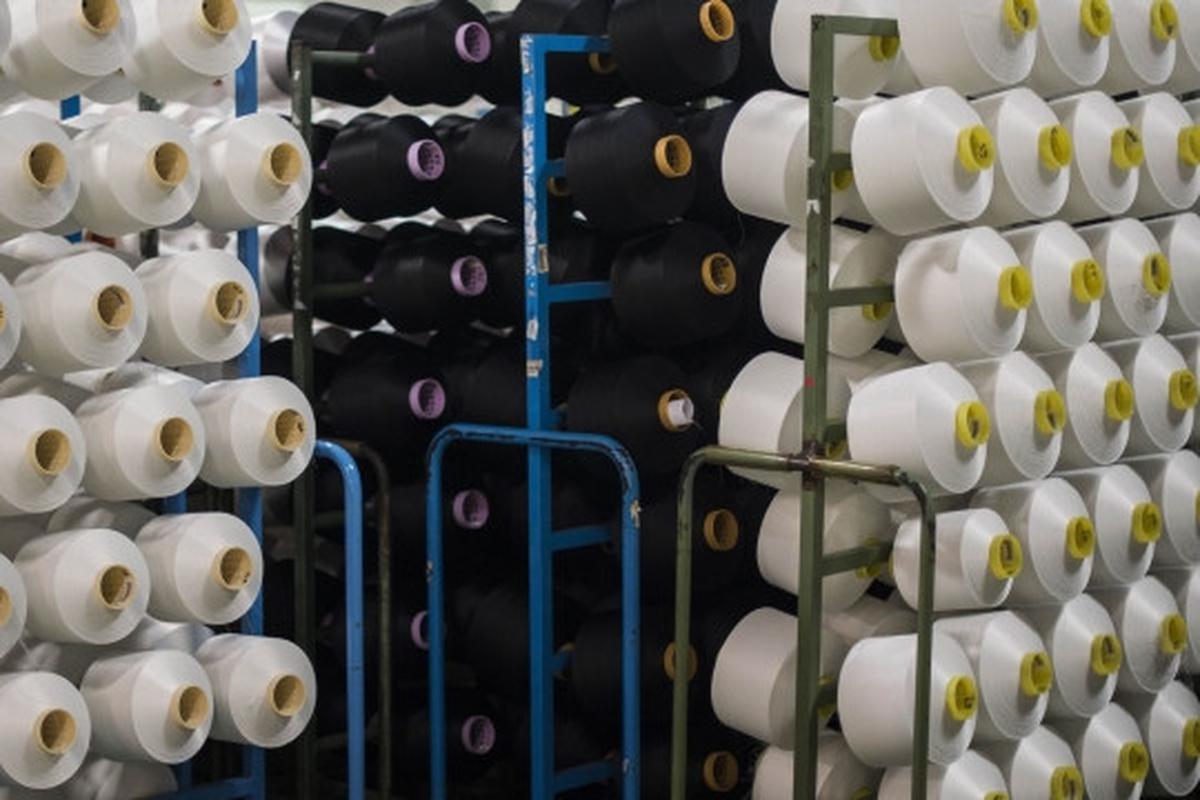 Keren, produsen fashion Spanyol ini bikin baju dari limbah plastik